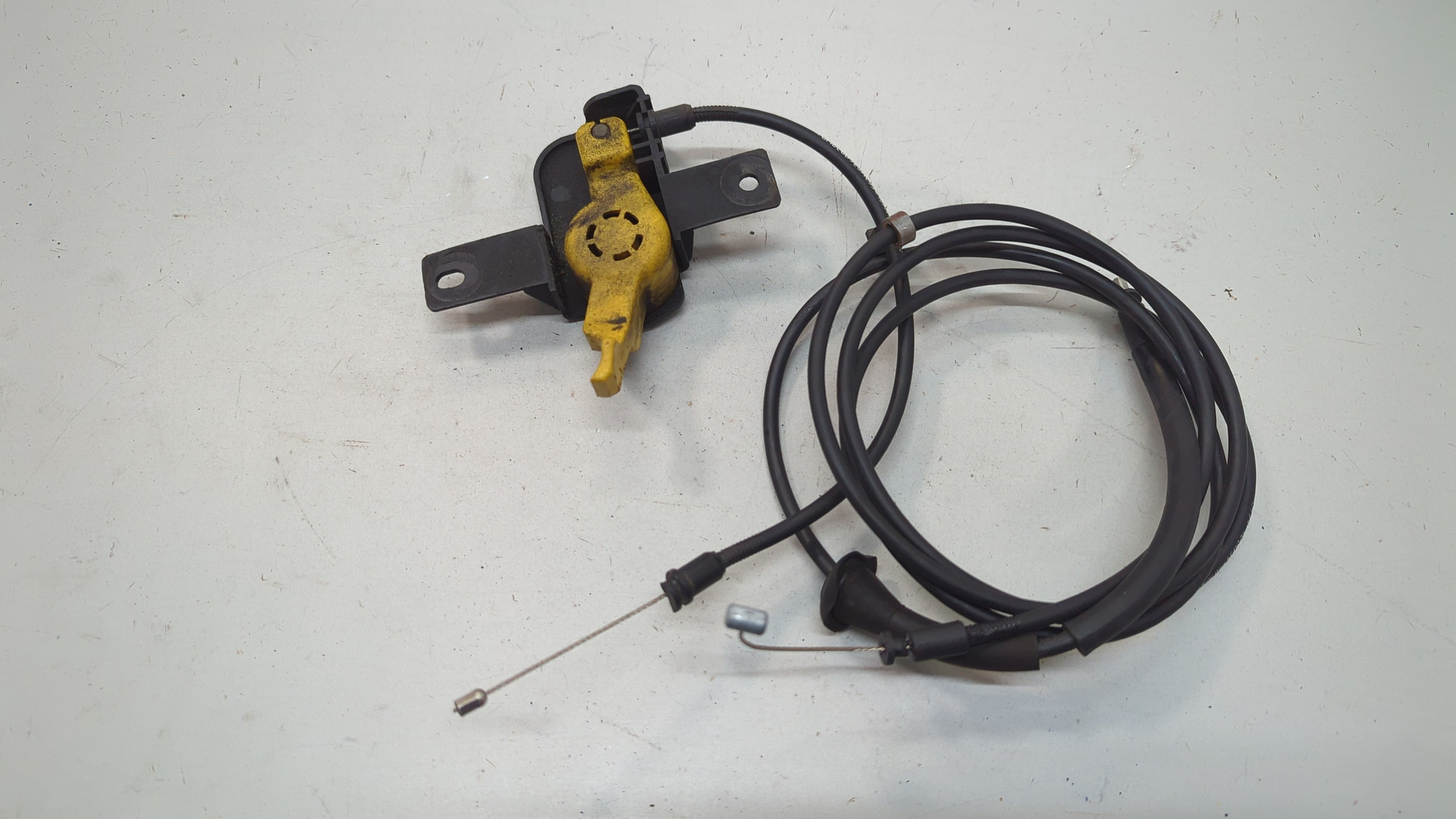 Ручка открывания капота