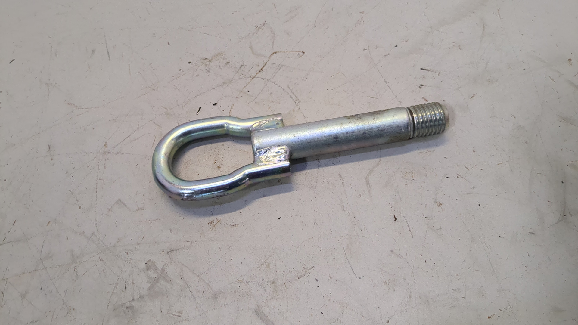 Крюк буксировочный