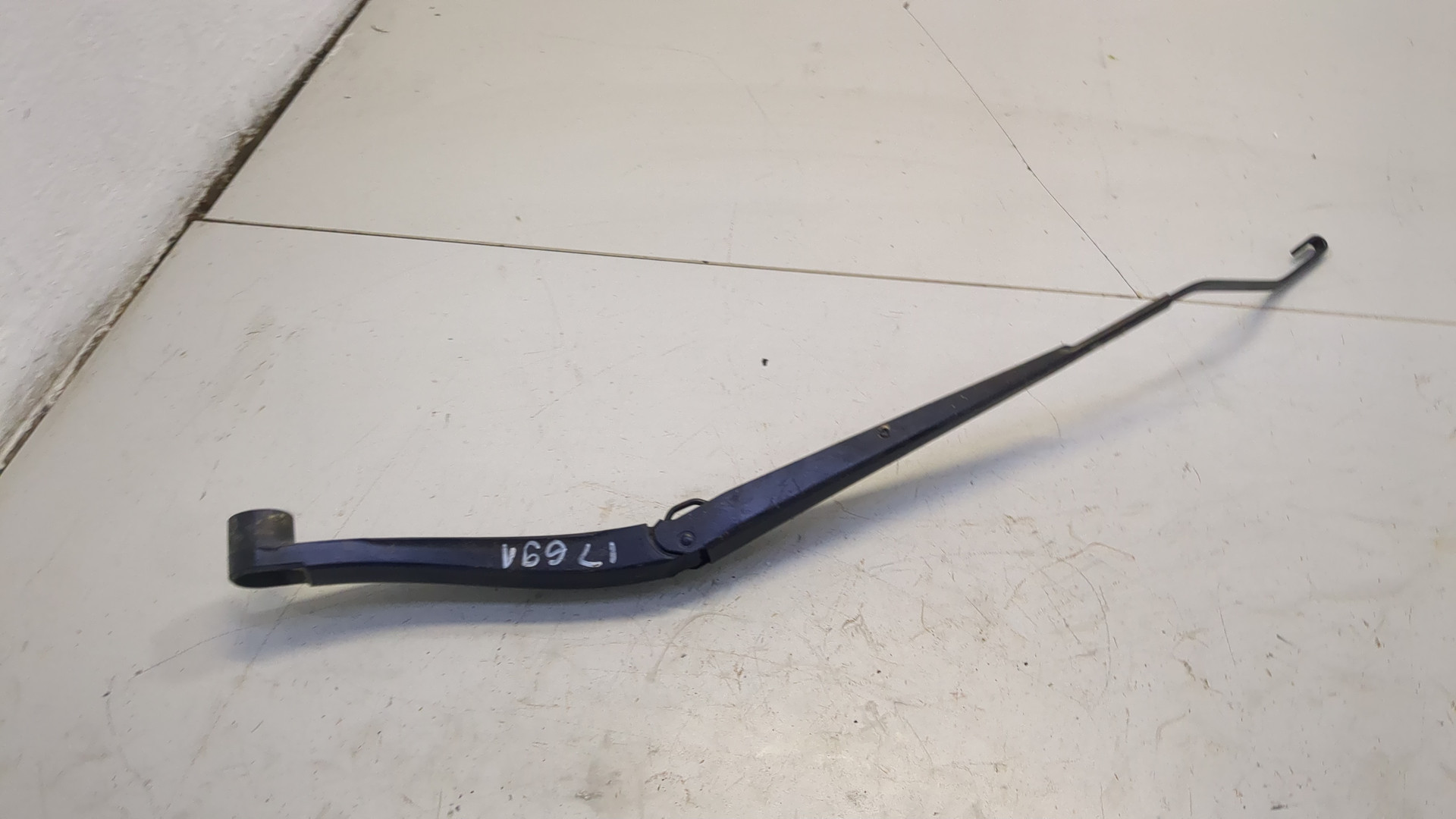 Поводок стеклоочистителя передний правый