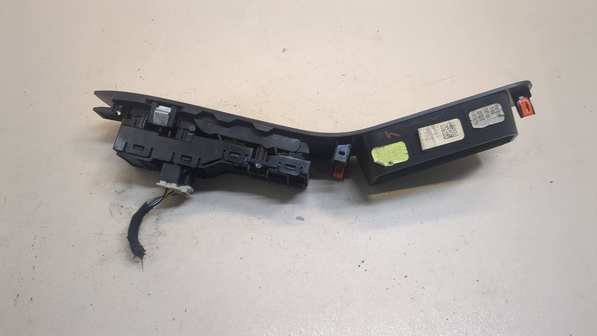 Кнопка стеклоподъемника