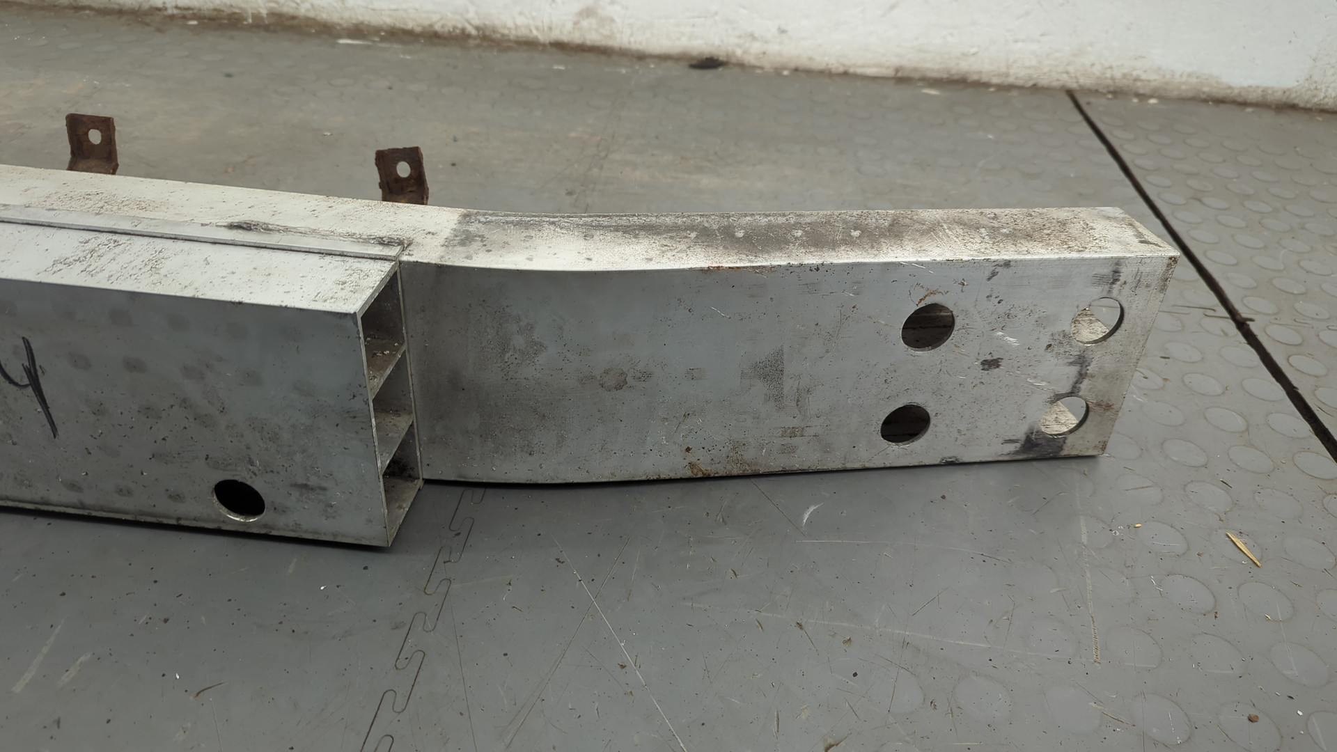 Усилитель заднего бампера