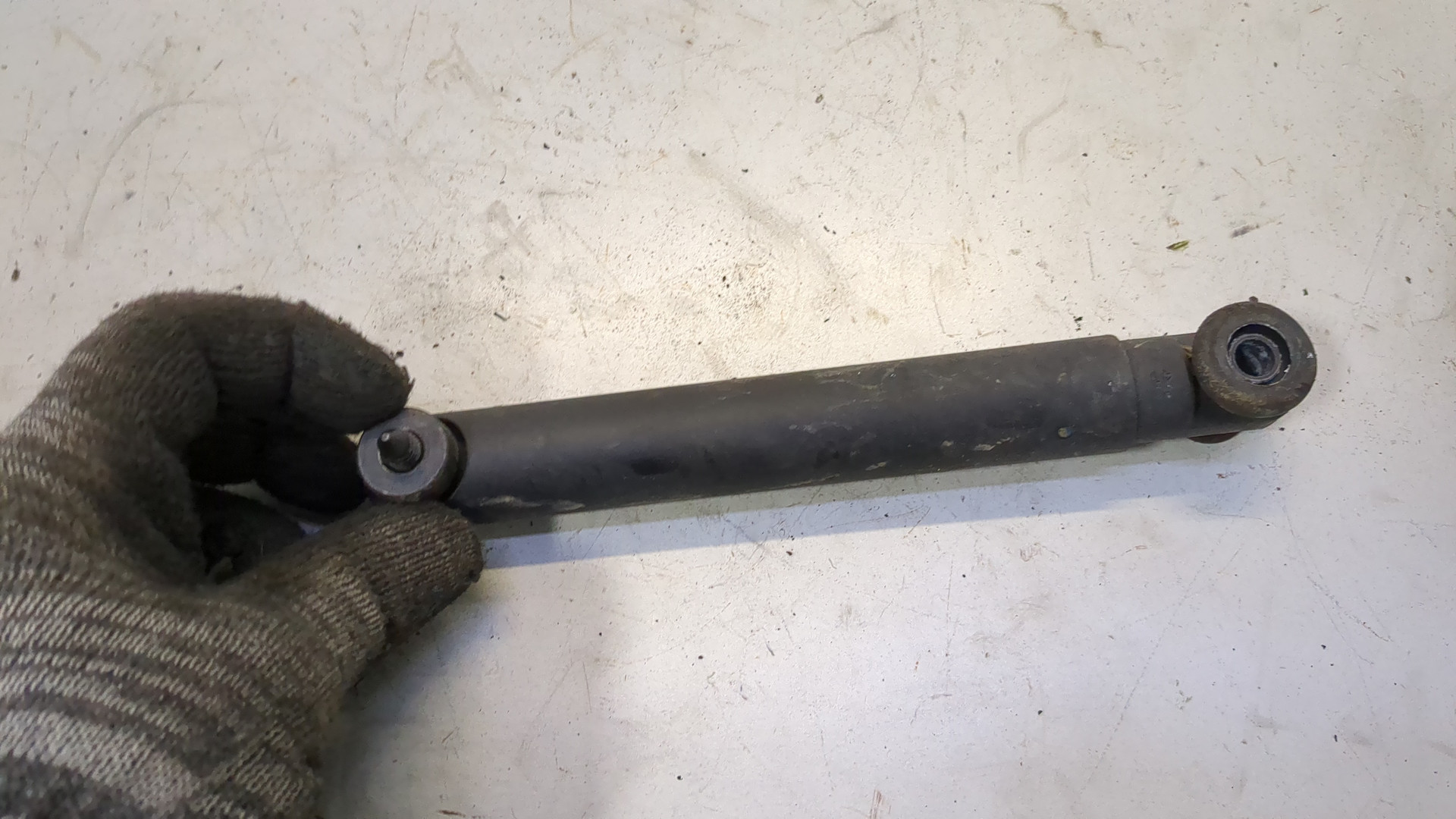 Амортизатор крышки багажника