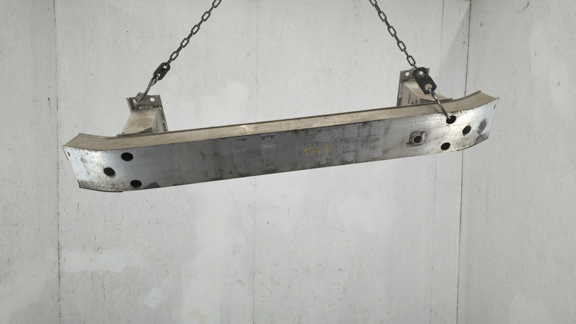 Усилитель переднего бампера