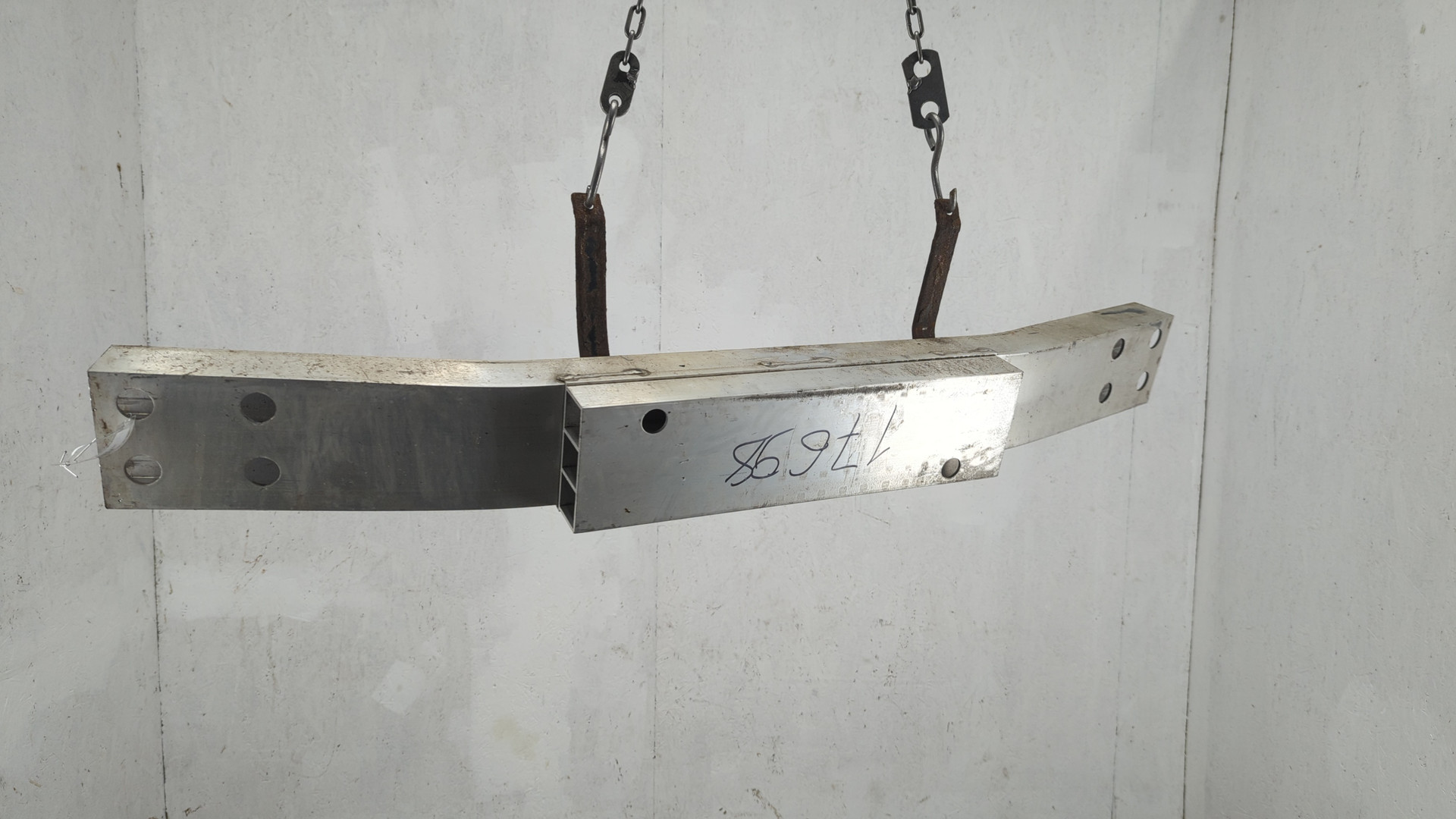 Усилитель заднего бампера