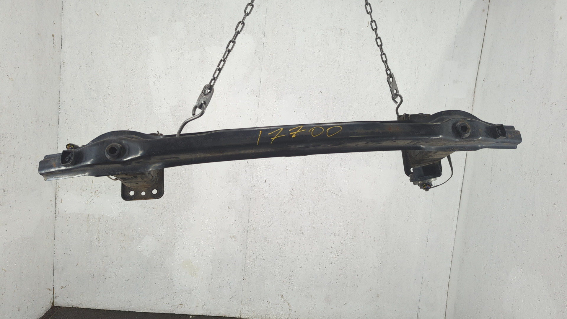 Усилитель переднего бампера