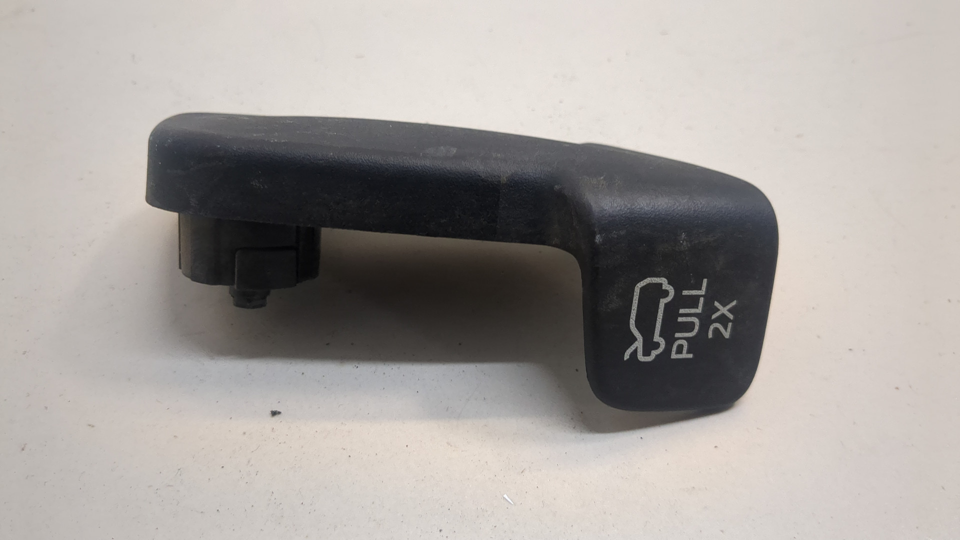 Ручка открывания капота