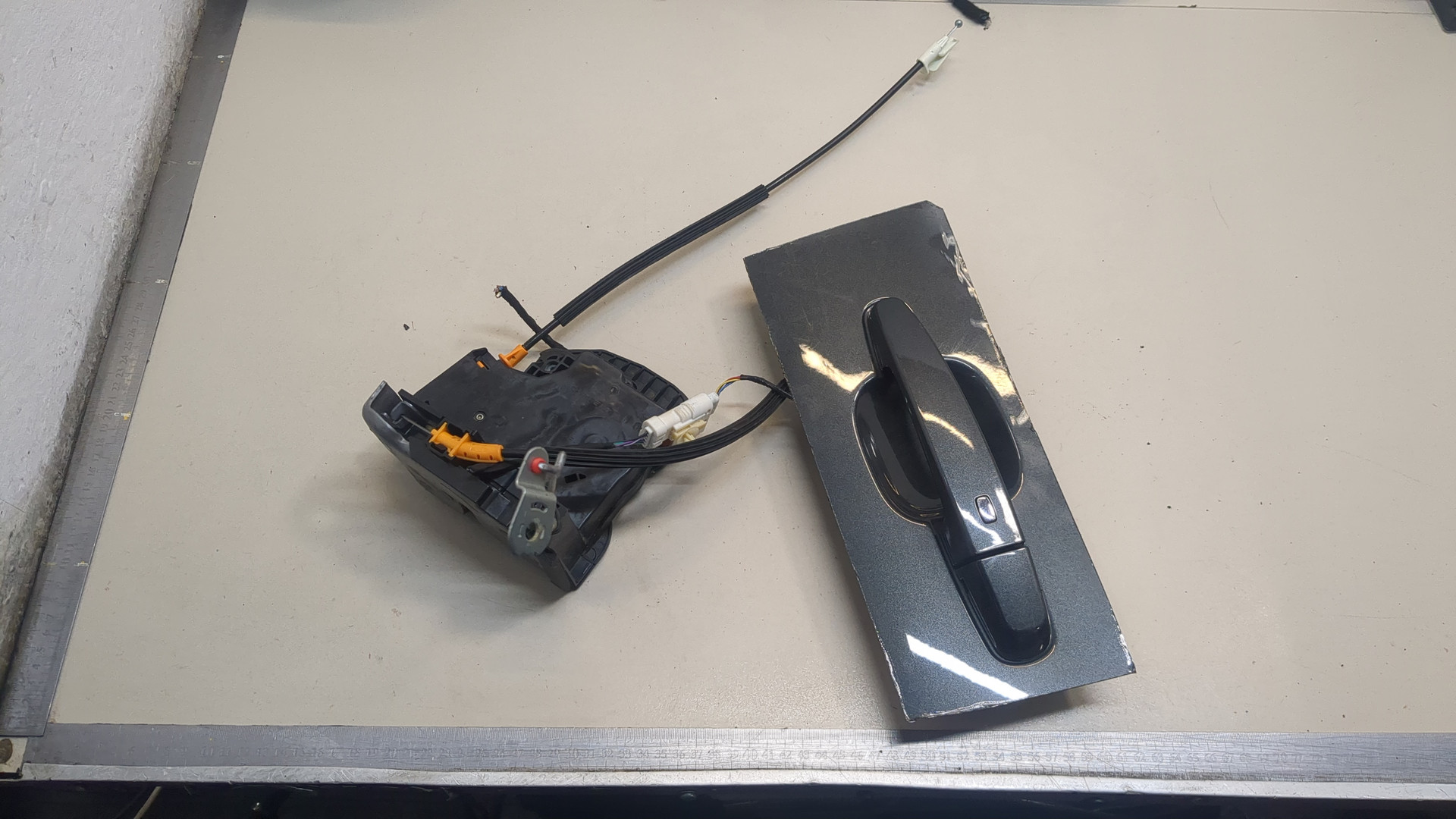 Замок двери передней левой