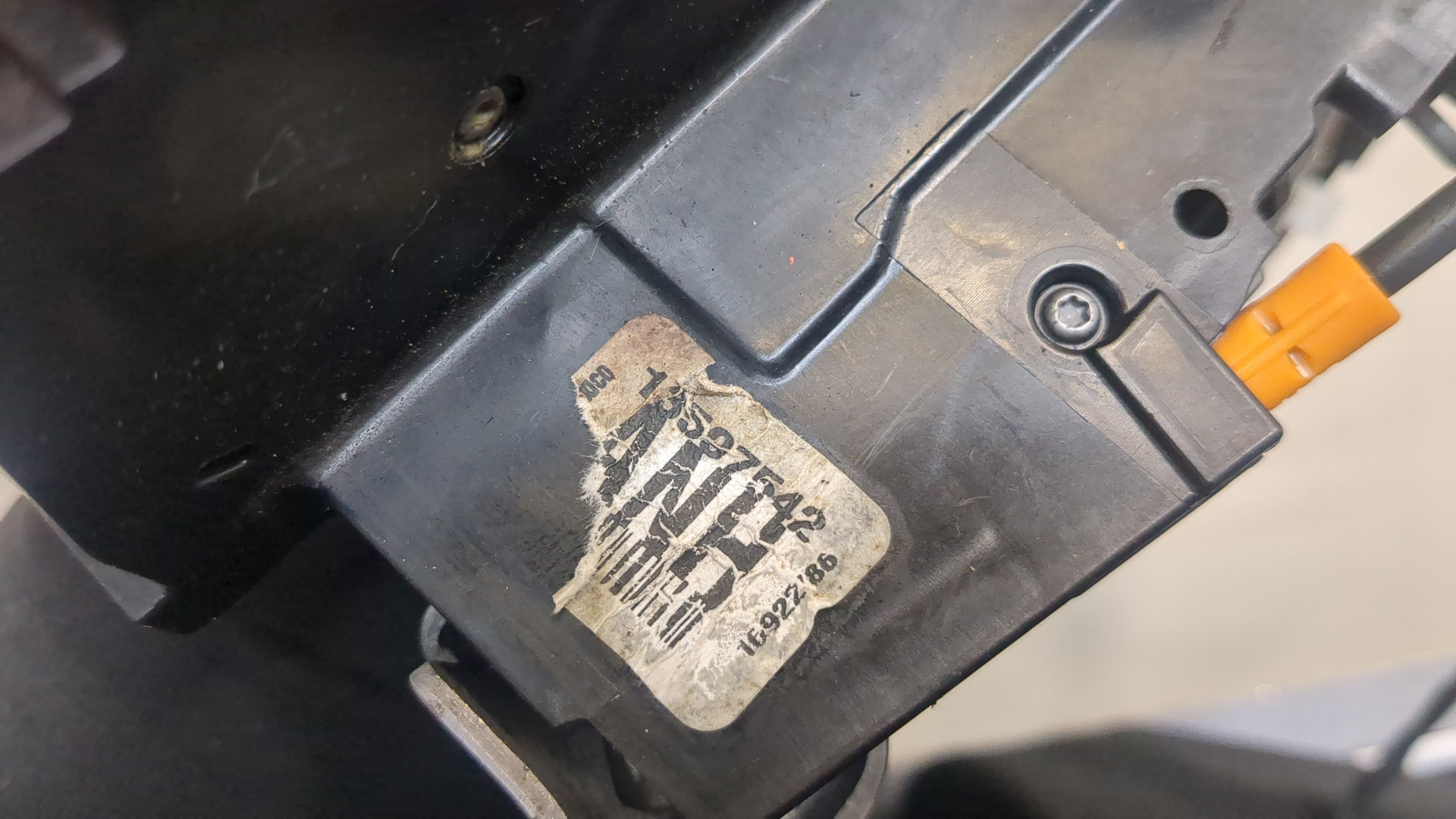 Замок двери передней левой