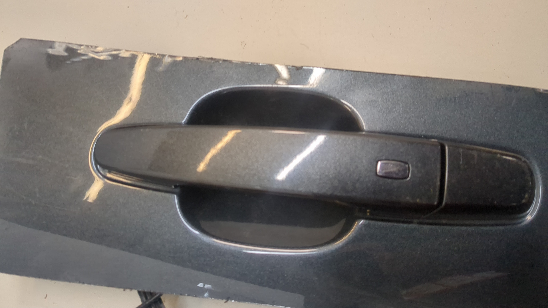 Замок двери передней левой