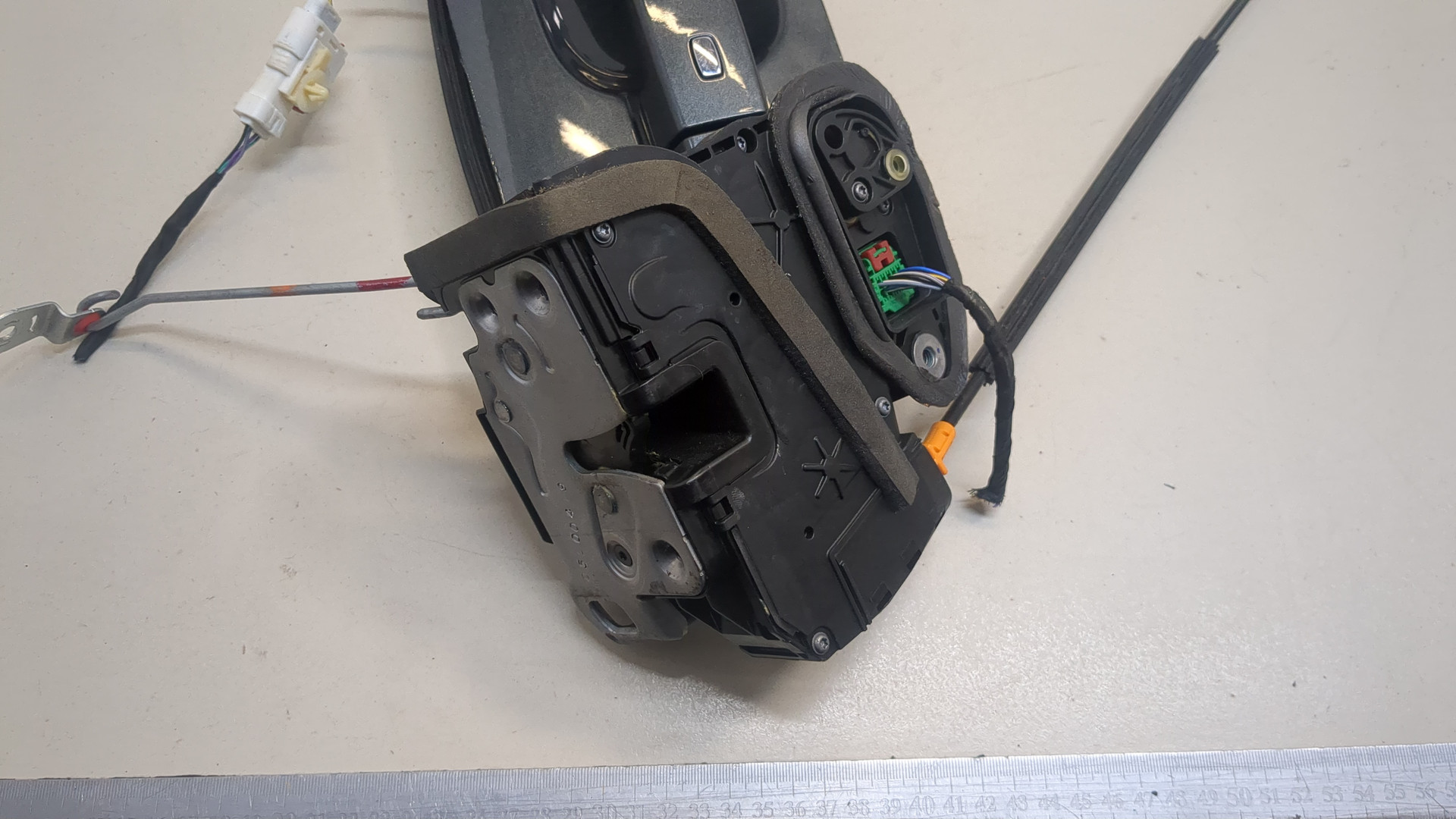 Замок двери передней левой