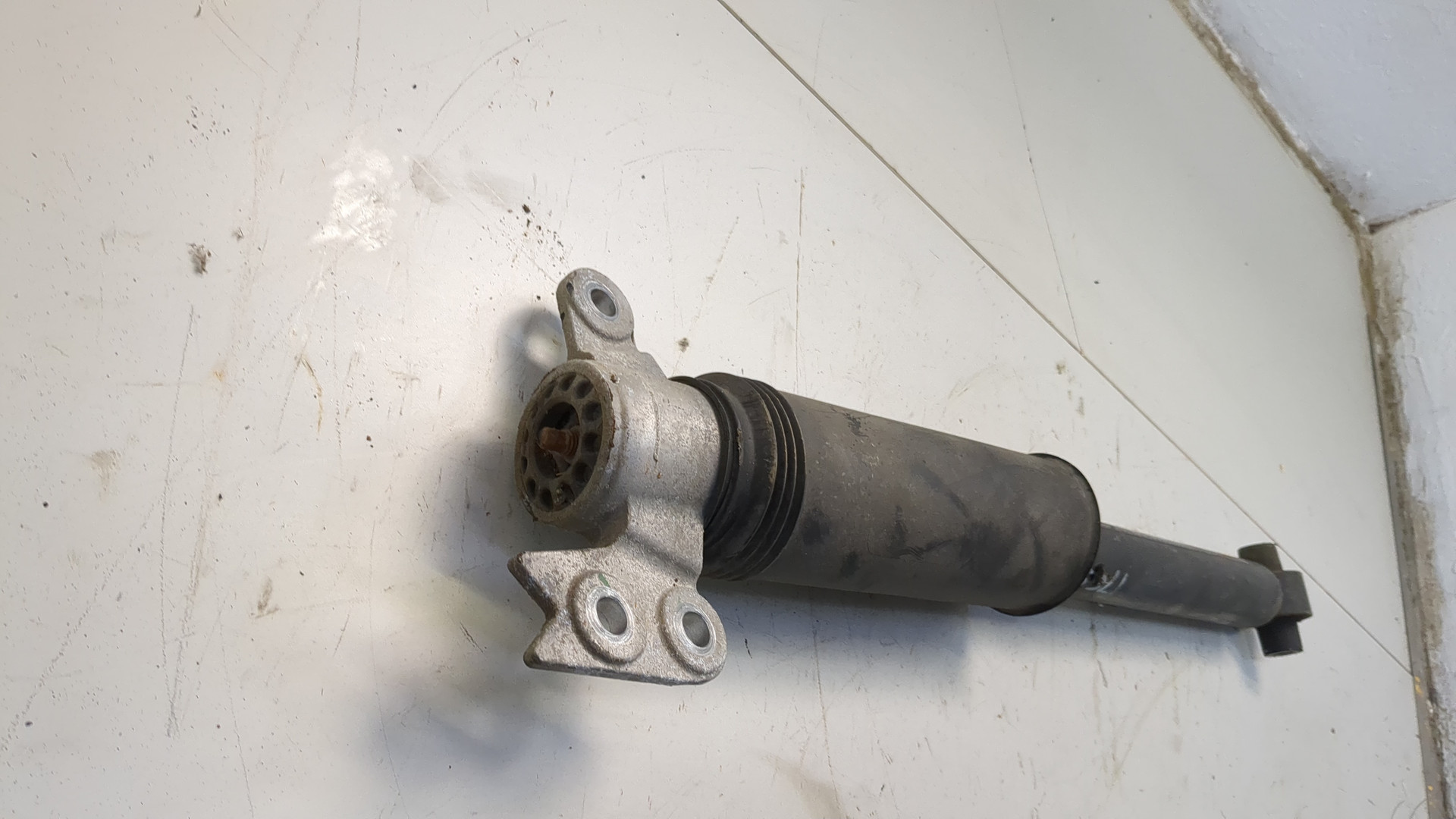 Амортизатор задний (стойка)