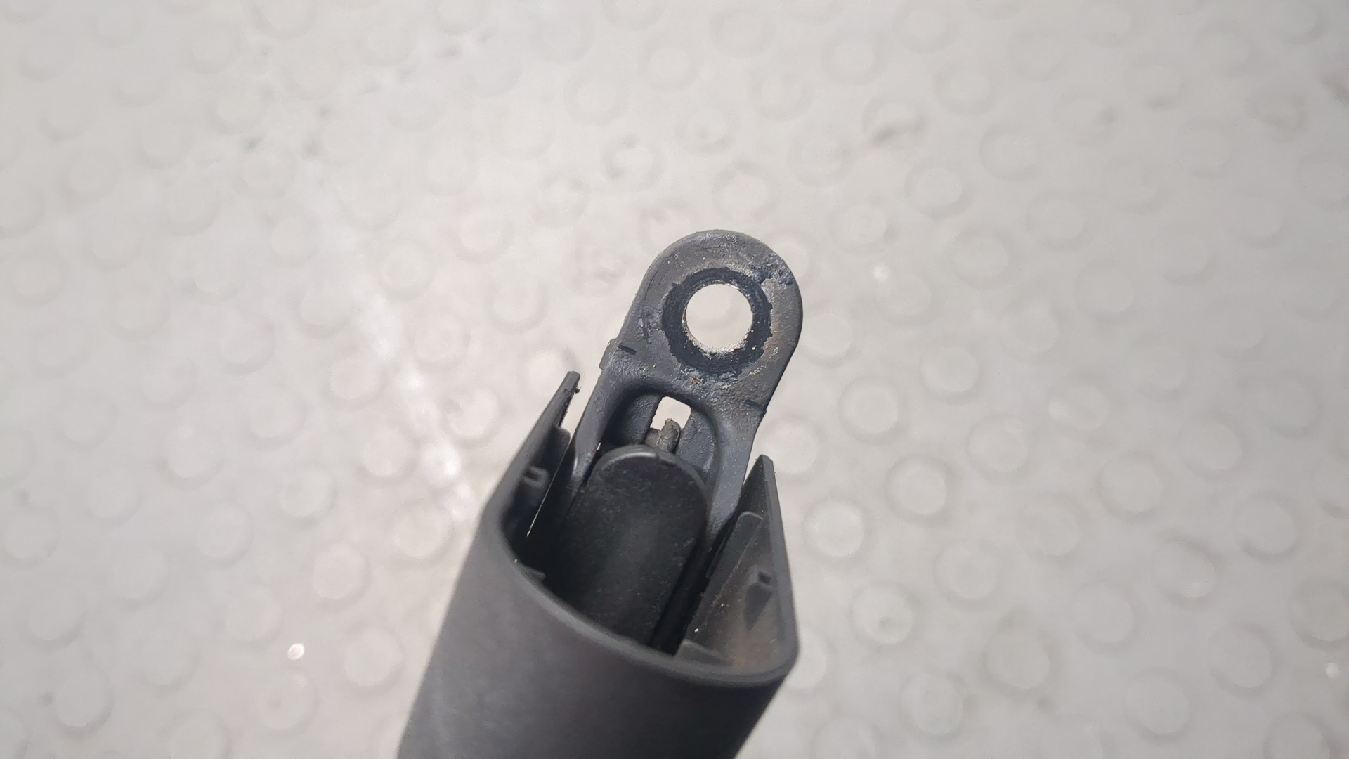 Поводок стеклоочистителя заднего