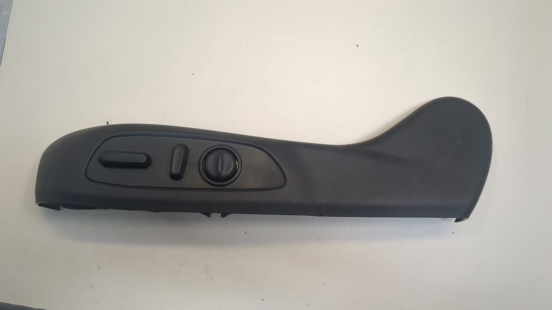 Кнопка регулировки сидения