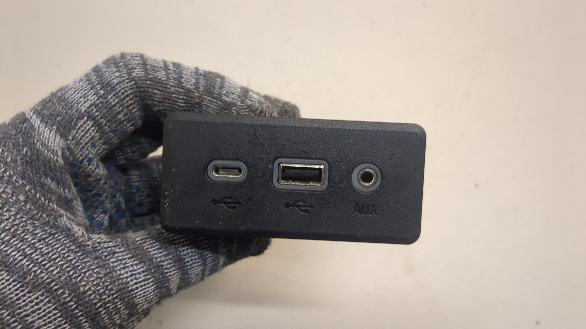 Гнездо AUX / USB IN