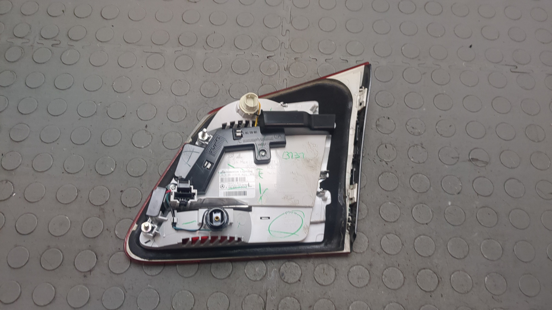 Фонарь задний внутренний левый