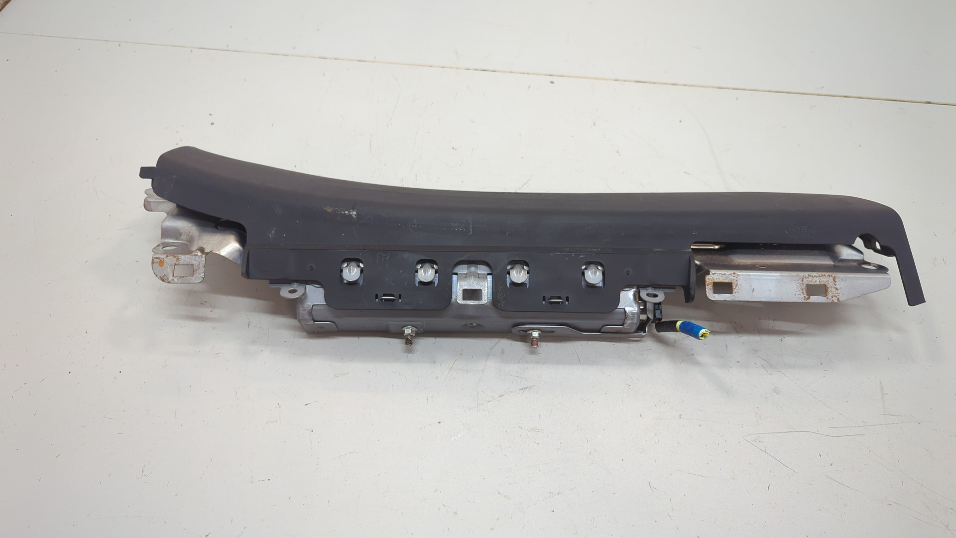 Подушка безопасности нижняя (для колен)