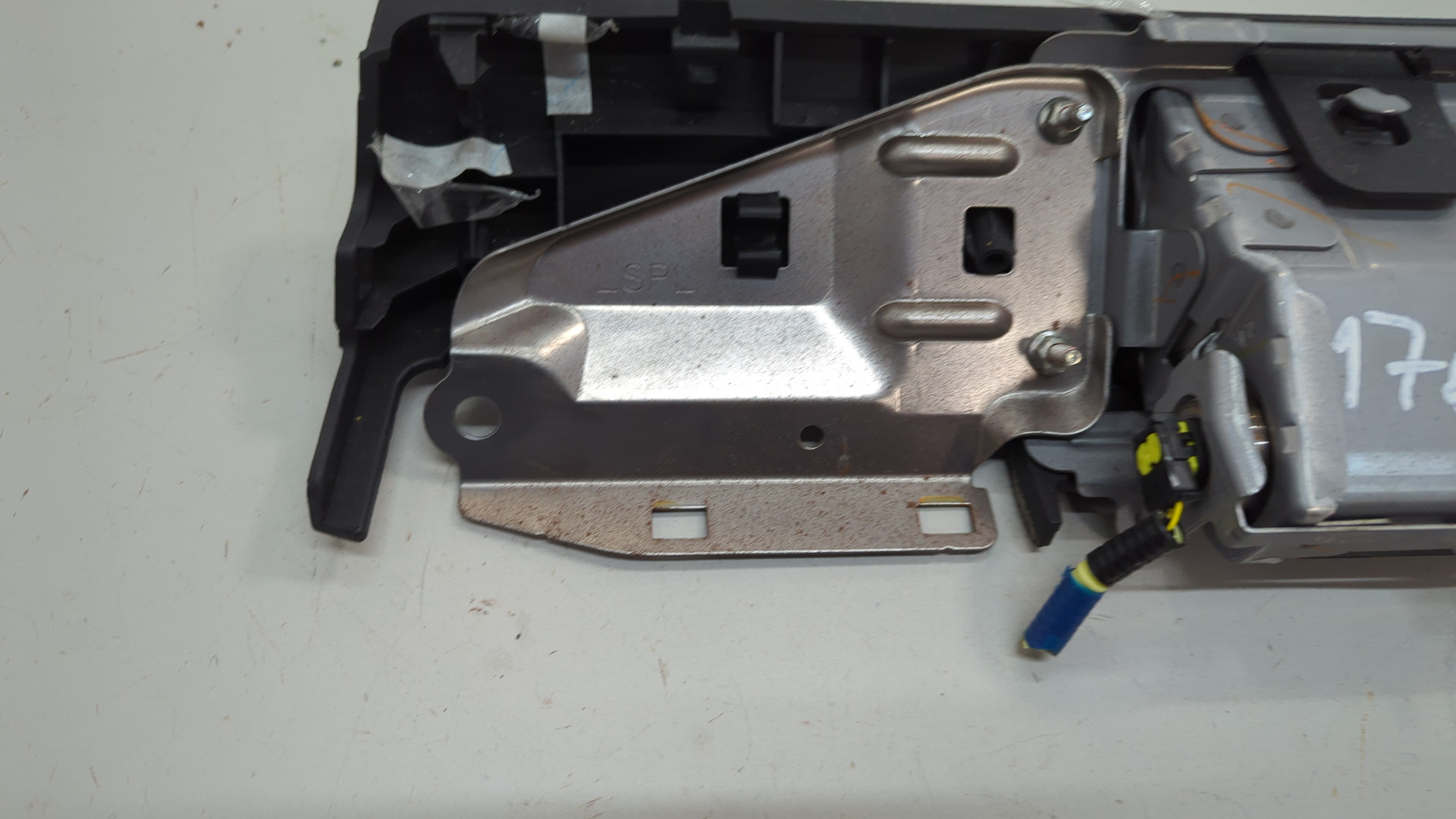 Подушка безопасности нижняя (для колен)