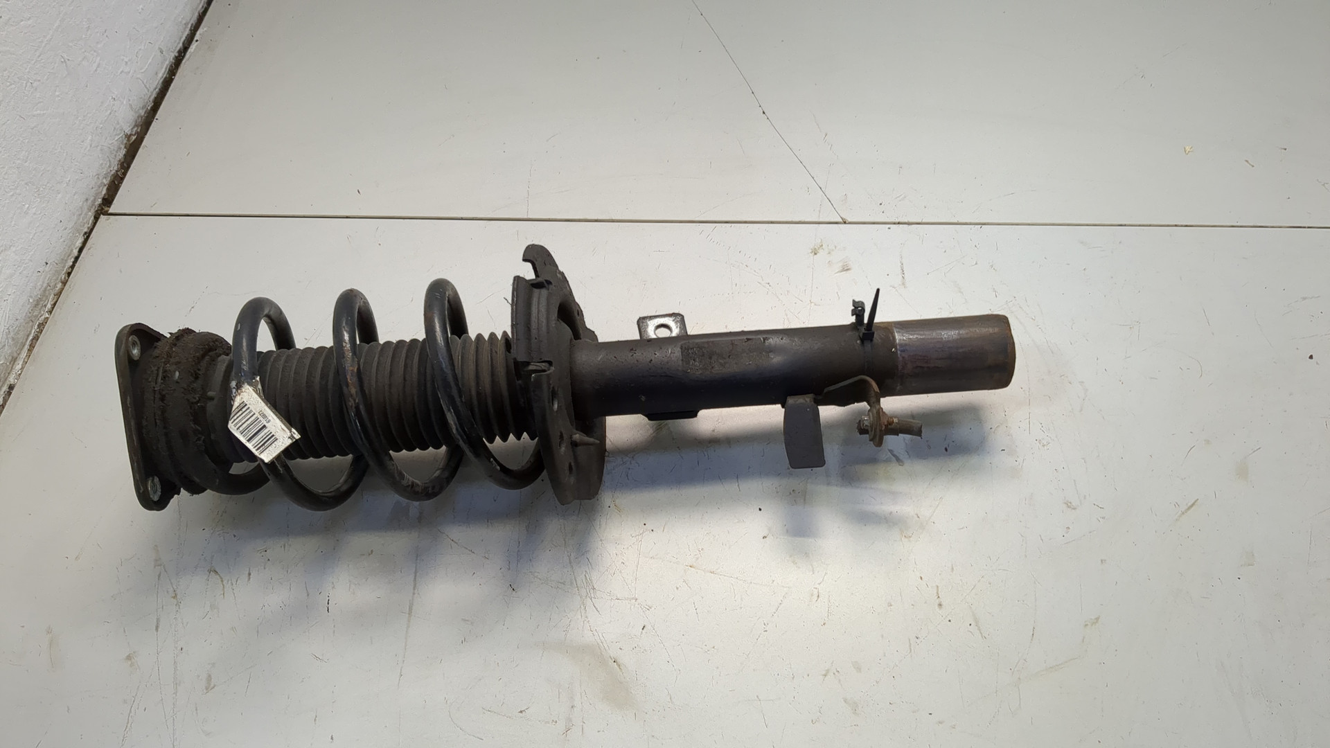 Амортизатор передний левый