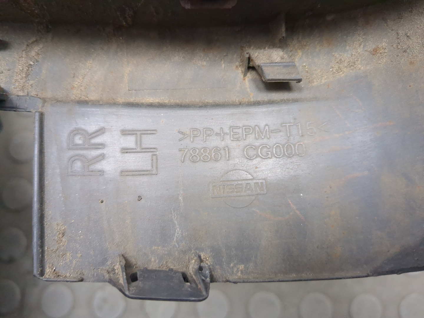 Накладка заднего крыла левого