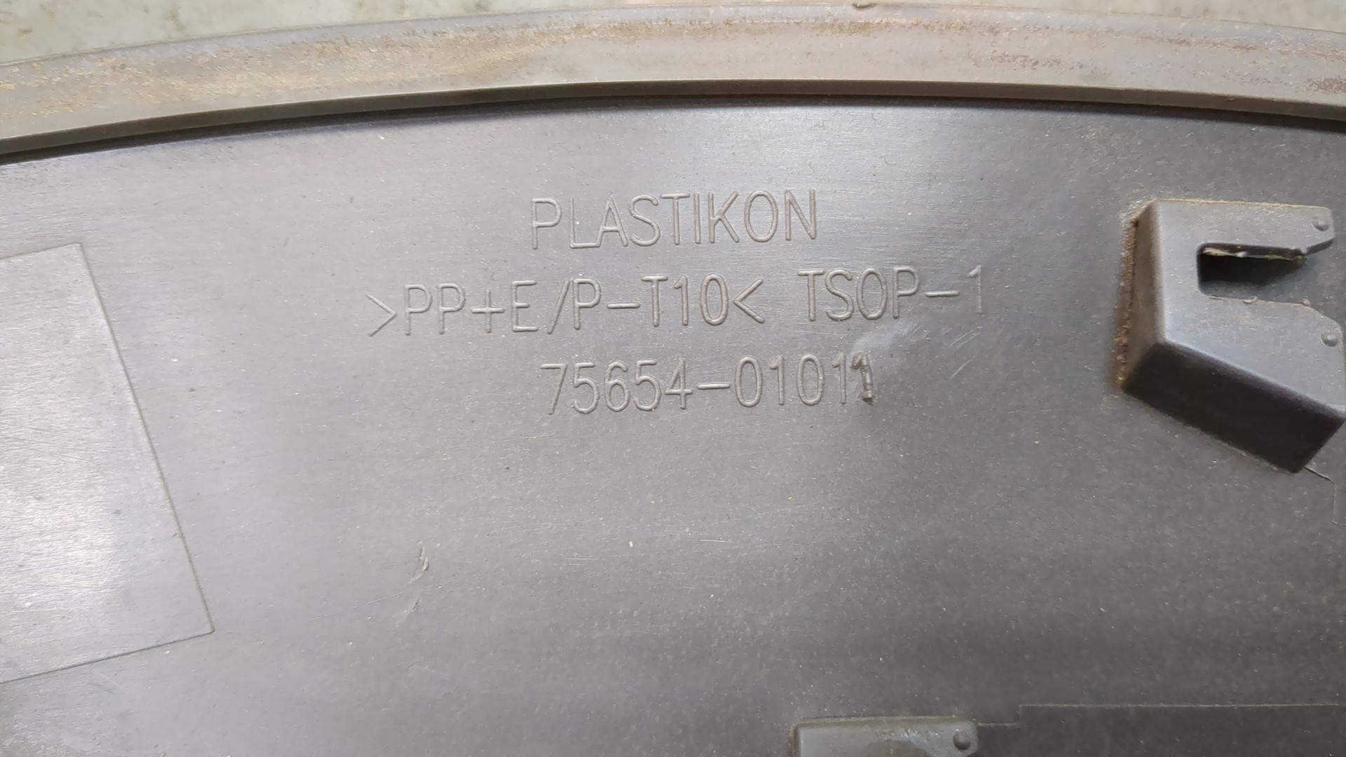 Накладка заднего крыла левого