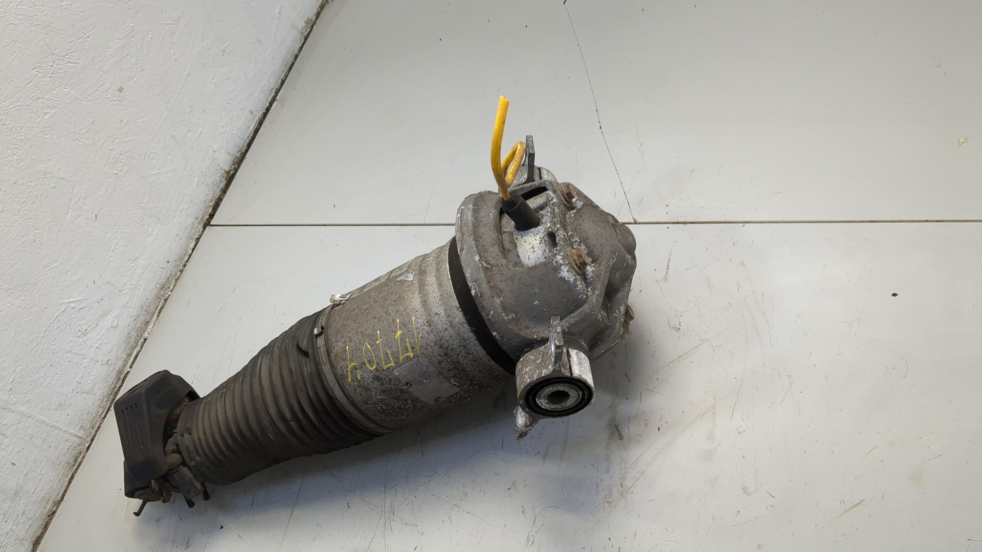 Амортизатор задний правый