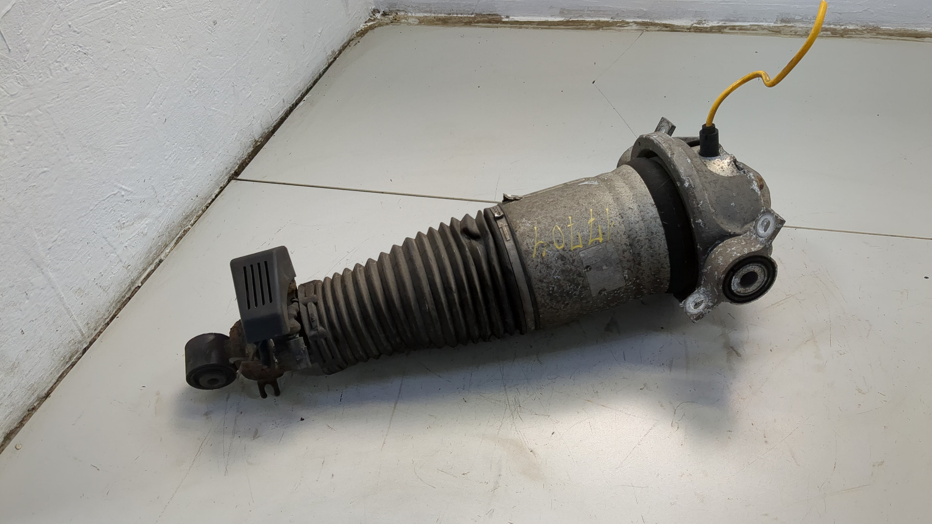 Амортизатор задний правый