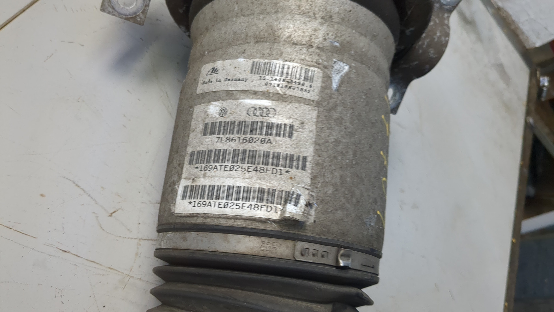 Амортизатор задний правый