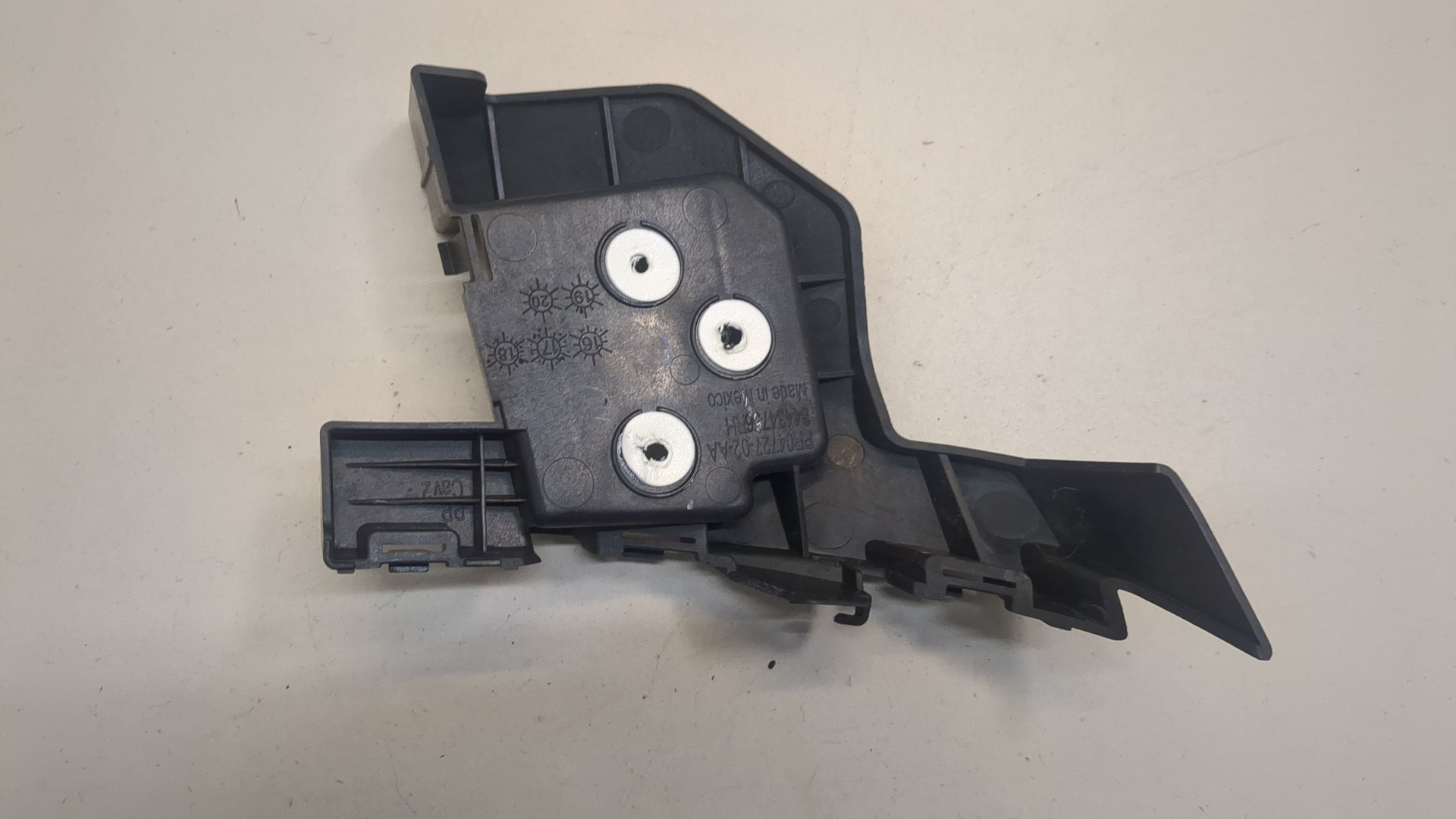 Кронштейн заднего бампера правый