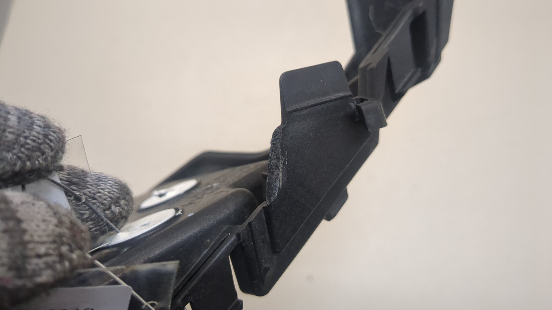 Кронштейн заднего бампера правый