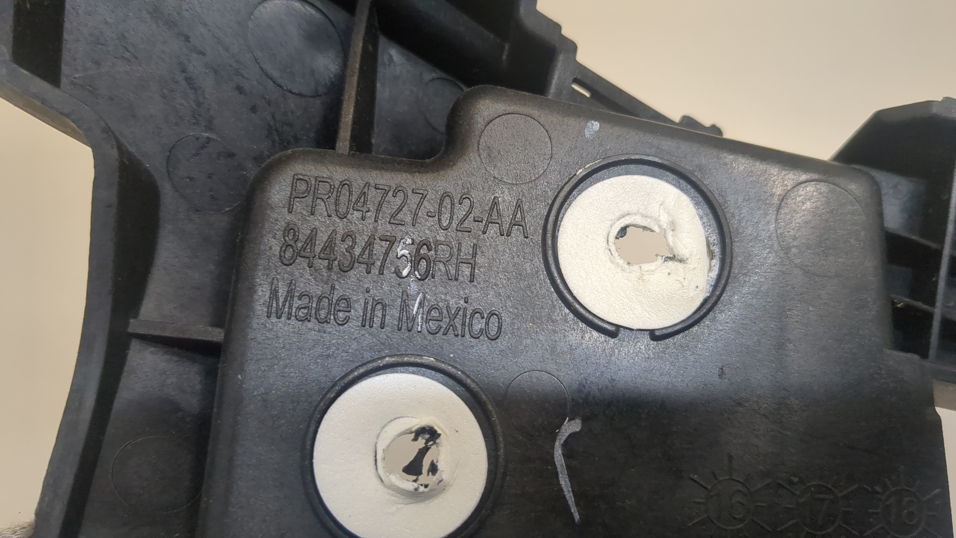 Кронштейн заднего бампера правый