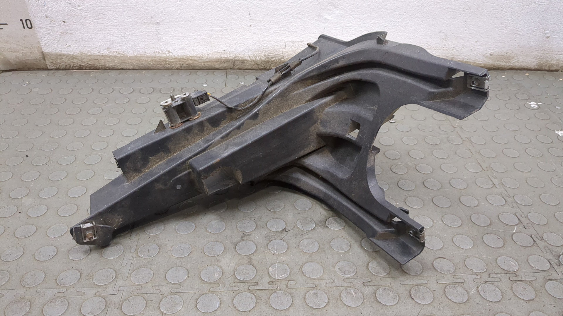 Кронштейн фар левый