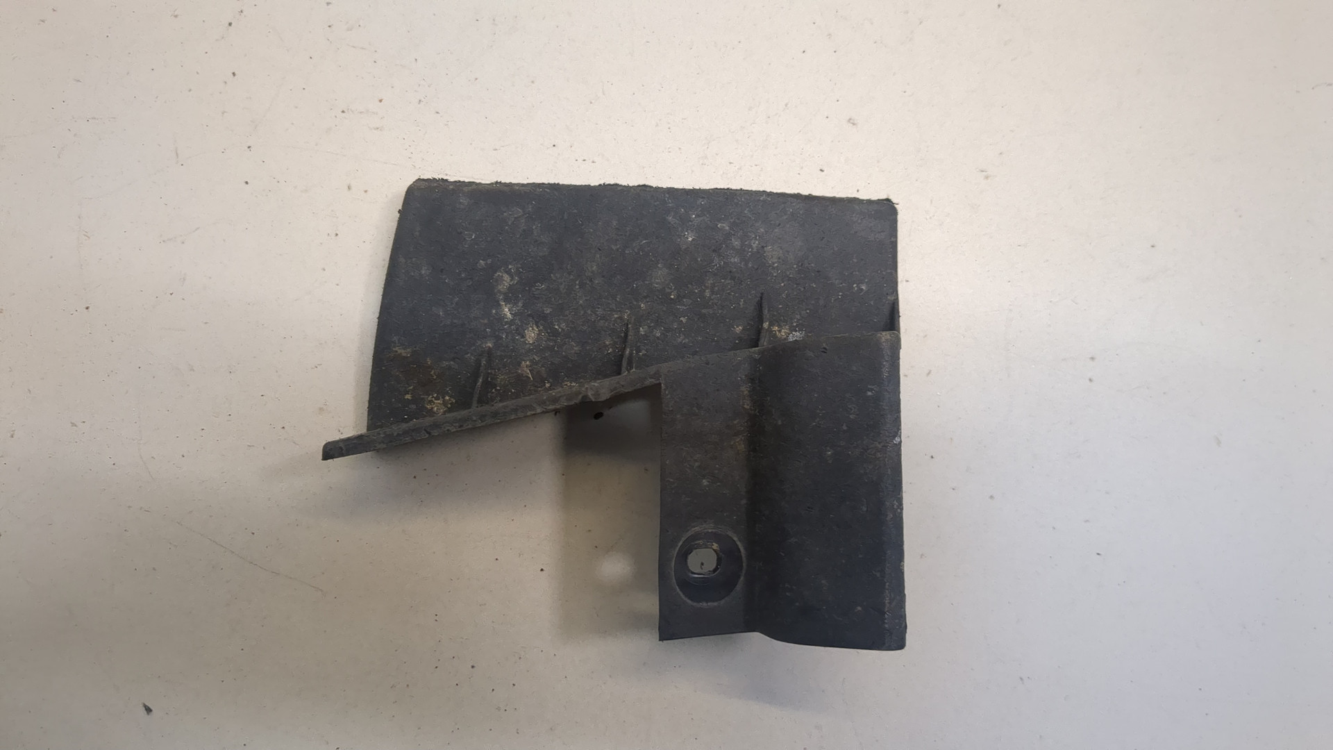 Брызговик задний левый