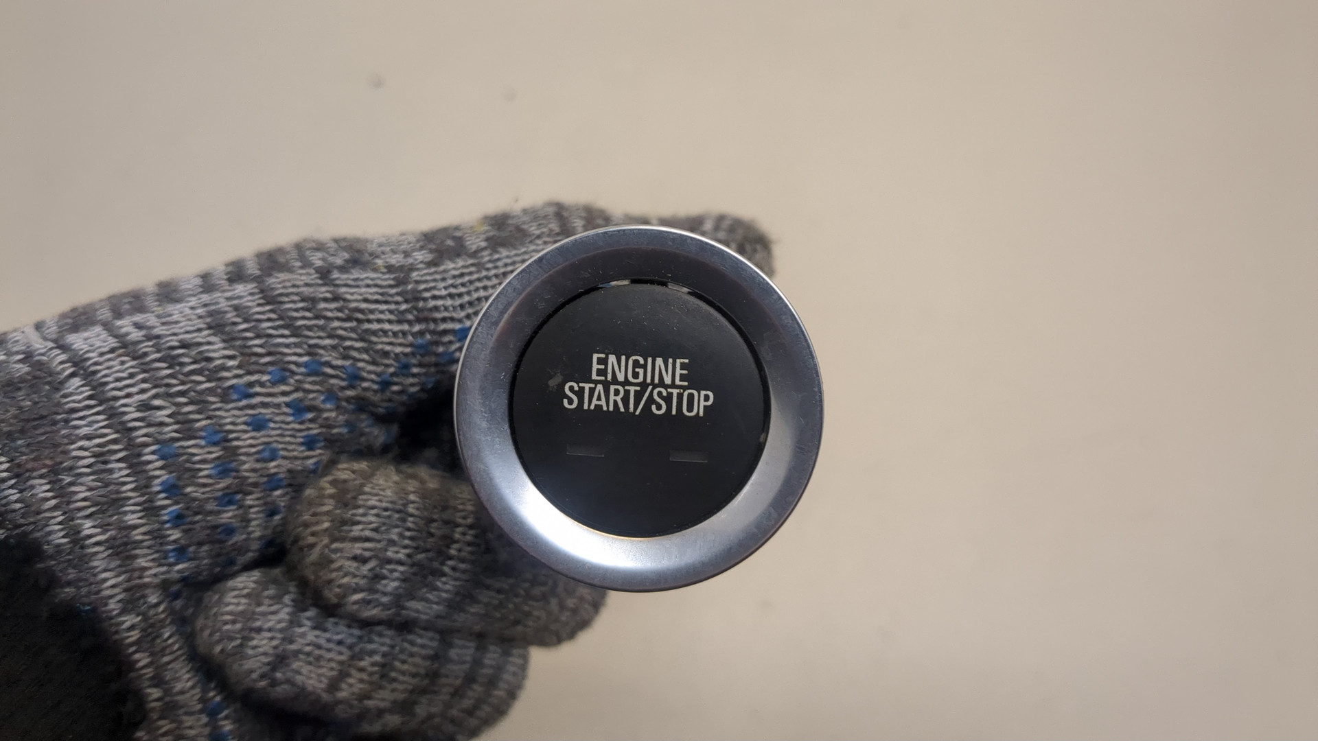 Кнопка запуска двигателя