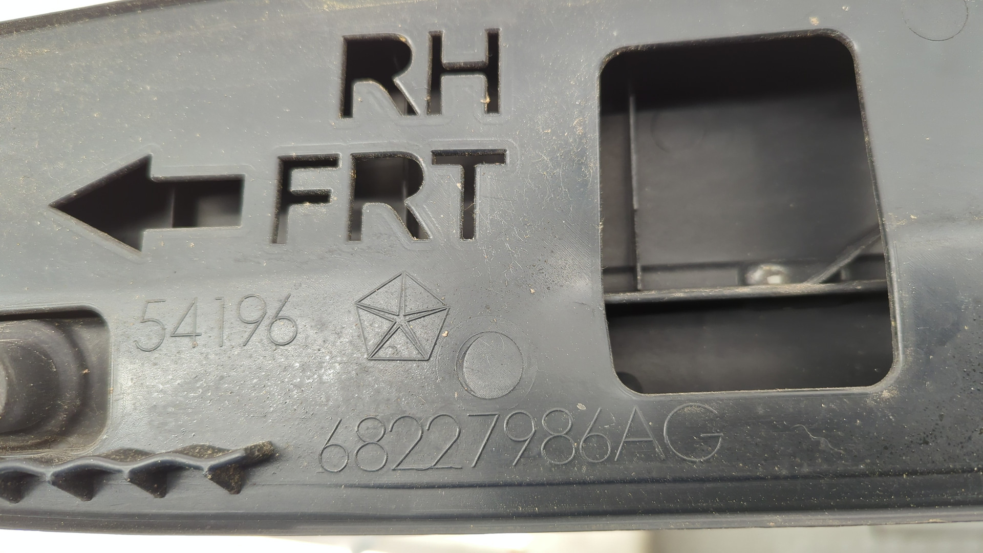 Рейлинг (релинг) правый (планка на крышу)