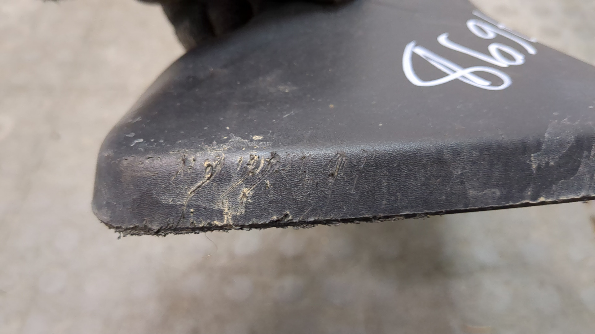 Брызговик передний правый