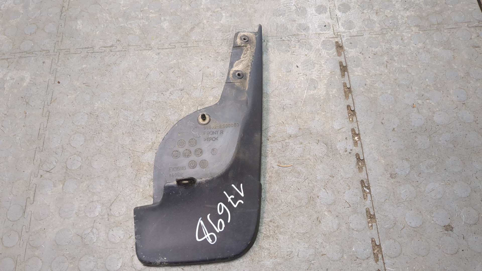 Брызговик передний правый