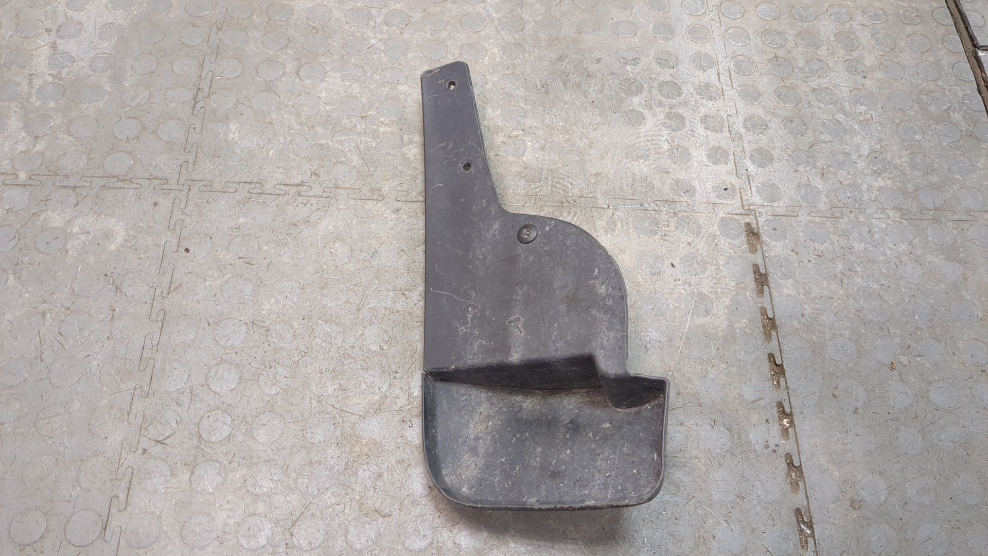 Брызговик передний правый