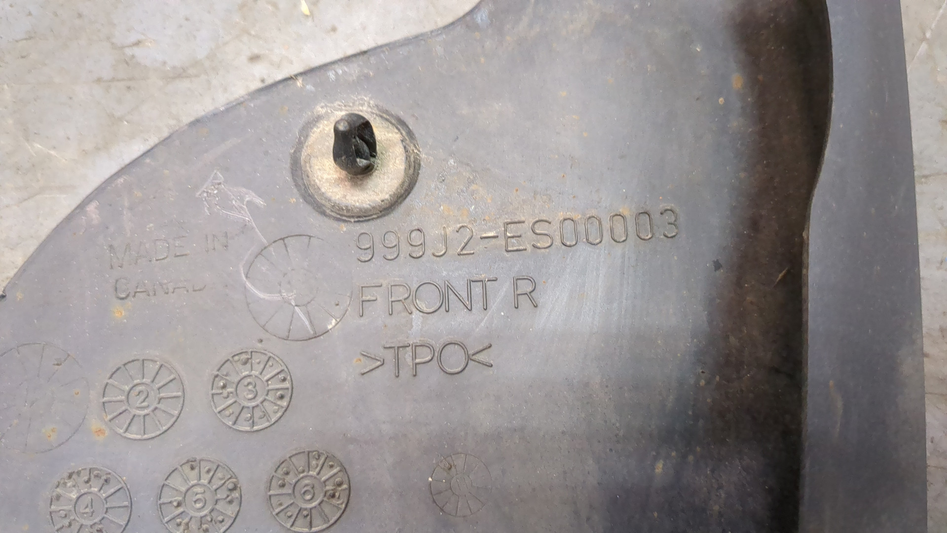 Брызговик передний правый