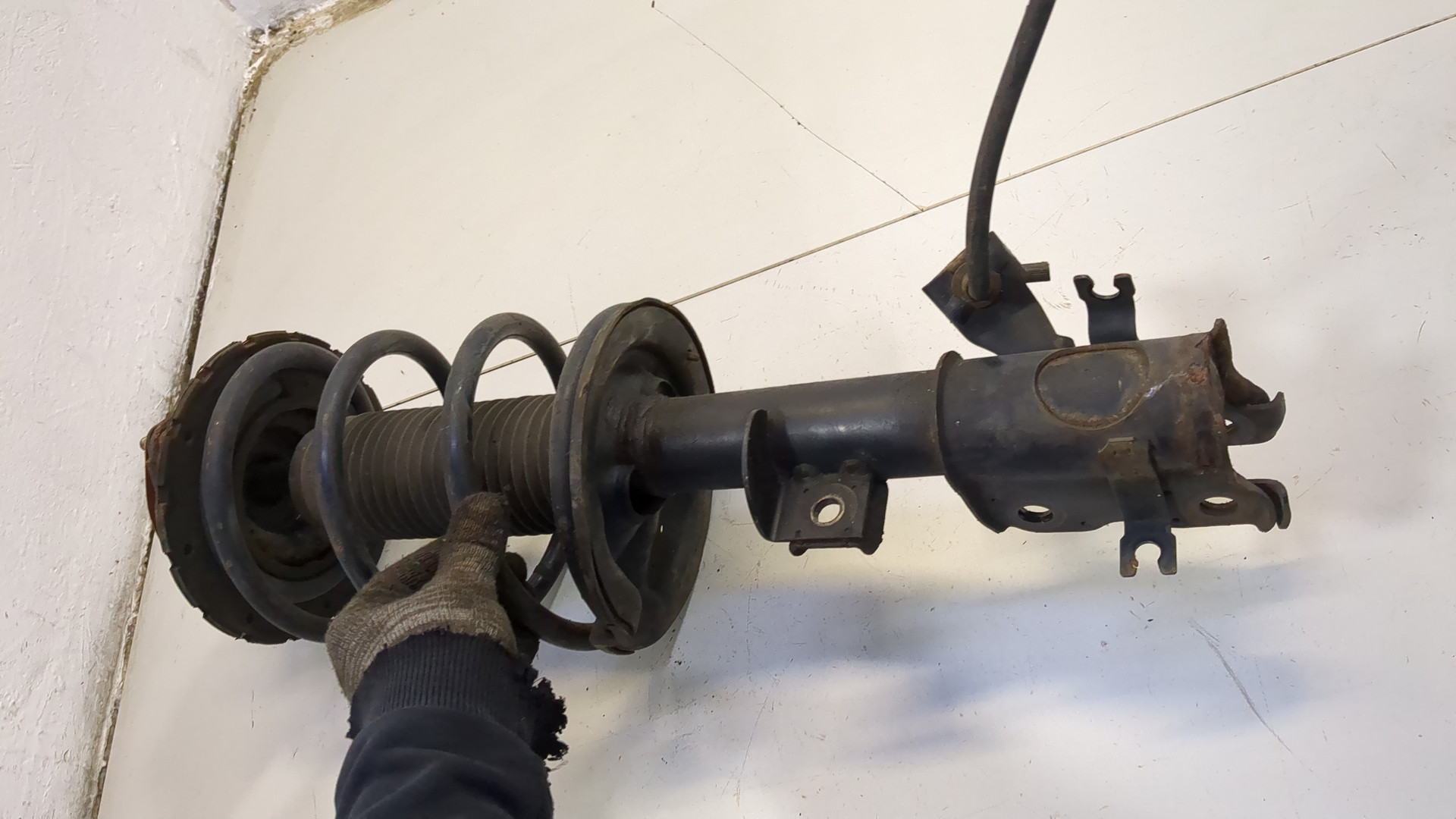 Амортизатор передний левый