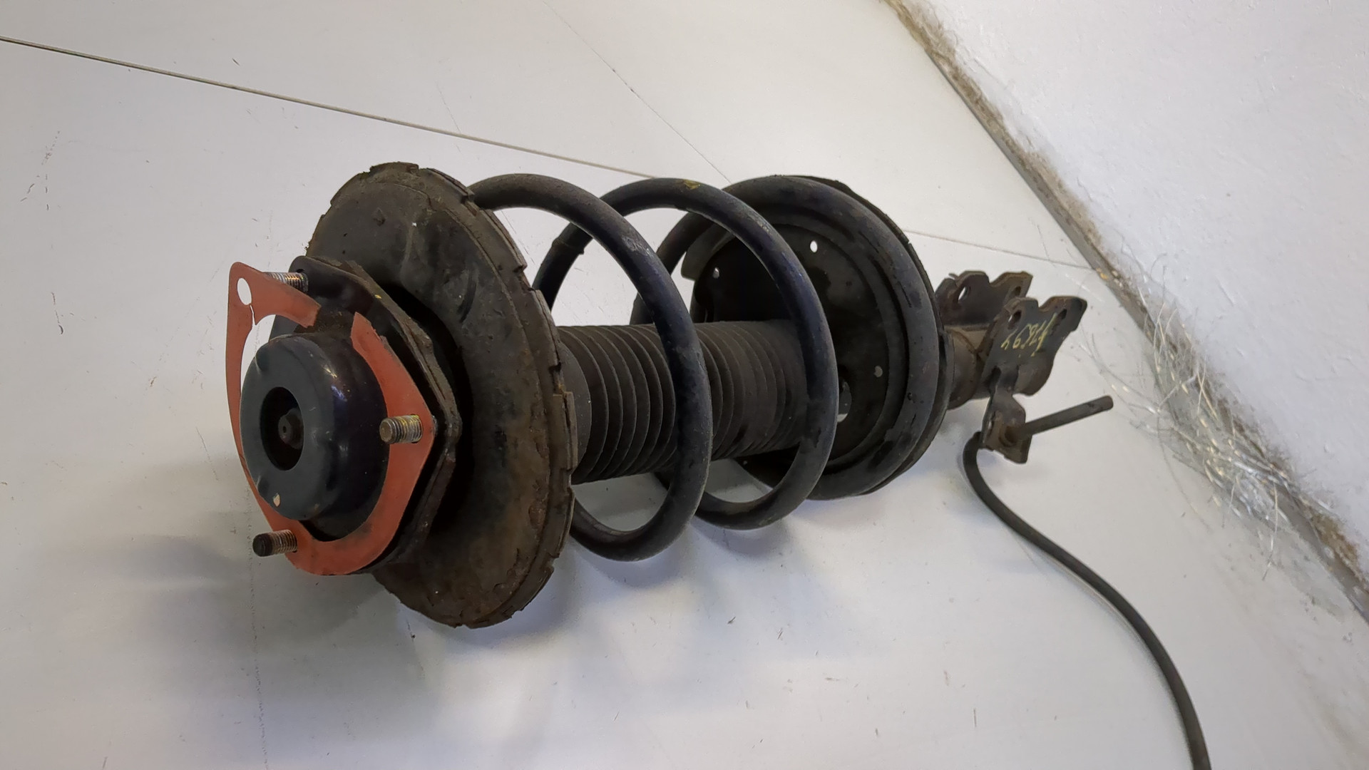 Амортизатор передний левый