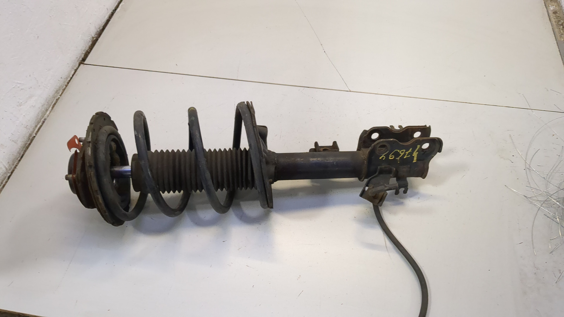 Амортизатор передний левый