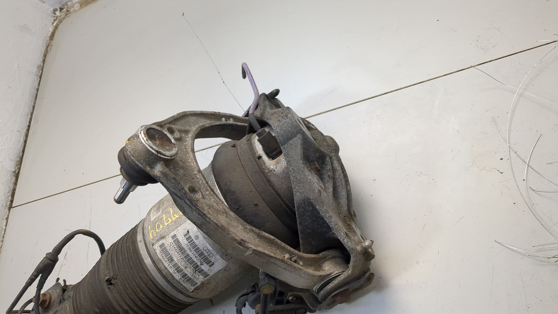 Амортизатор передний левый