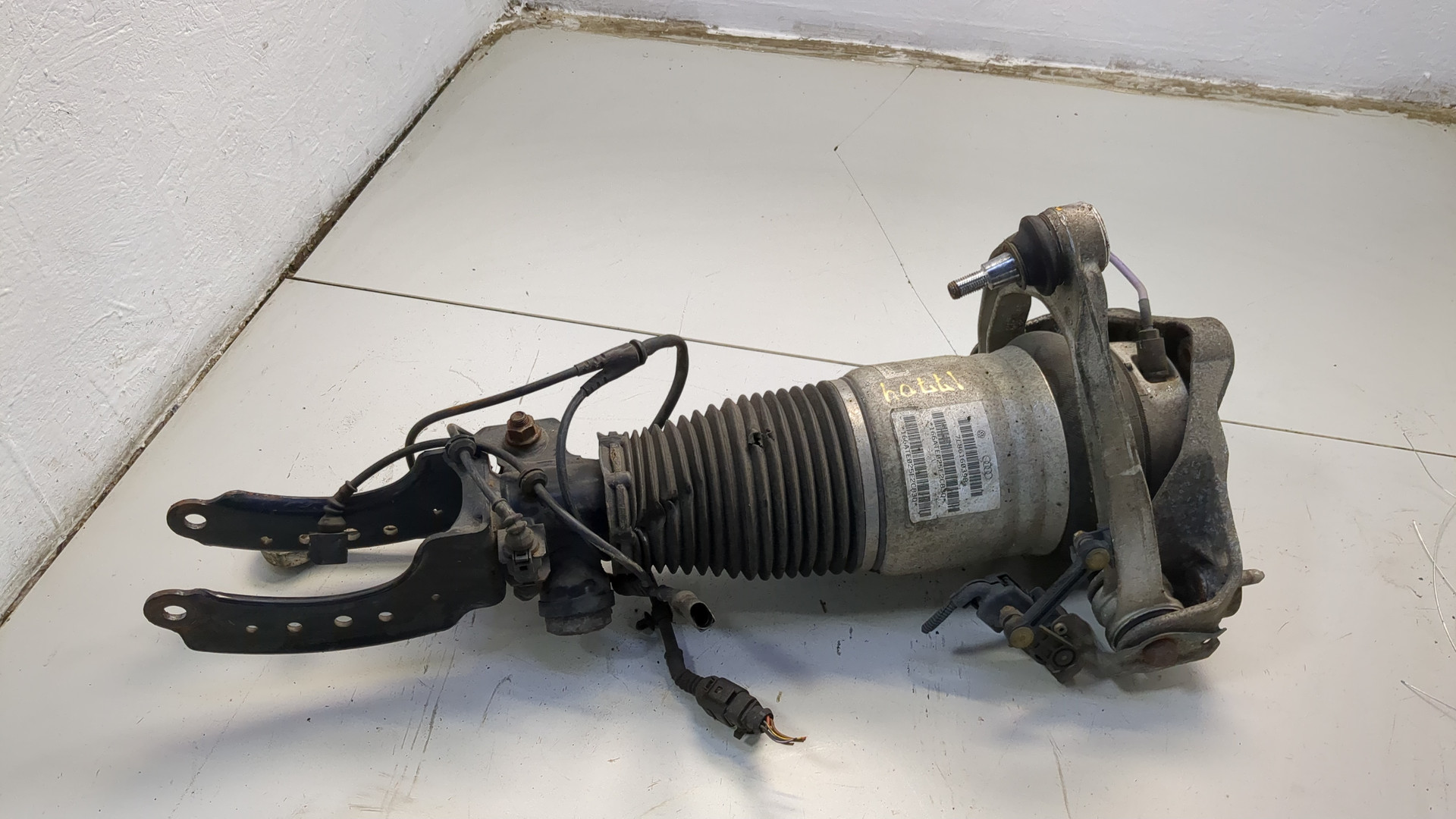 Амортизатор передний левый