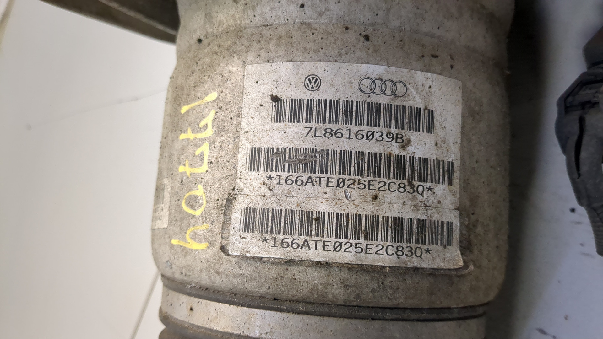 Амортизатор передний левый