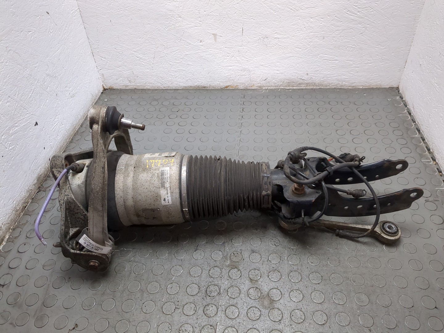 Амортизатор передний левый