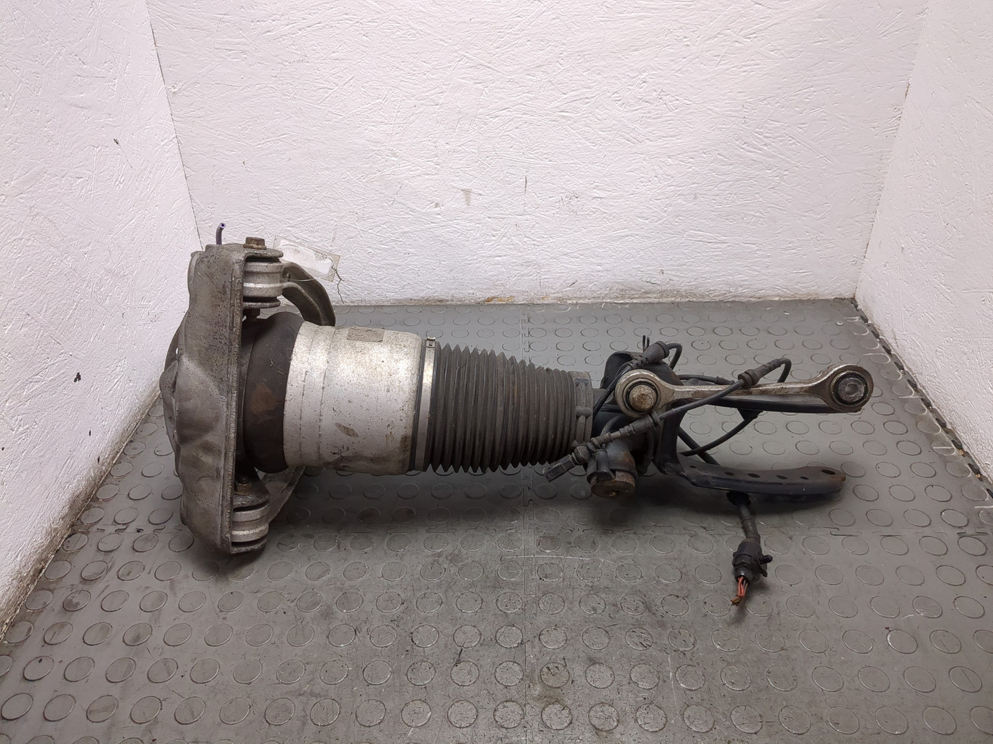 Амортизатор передний левый