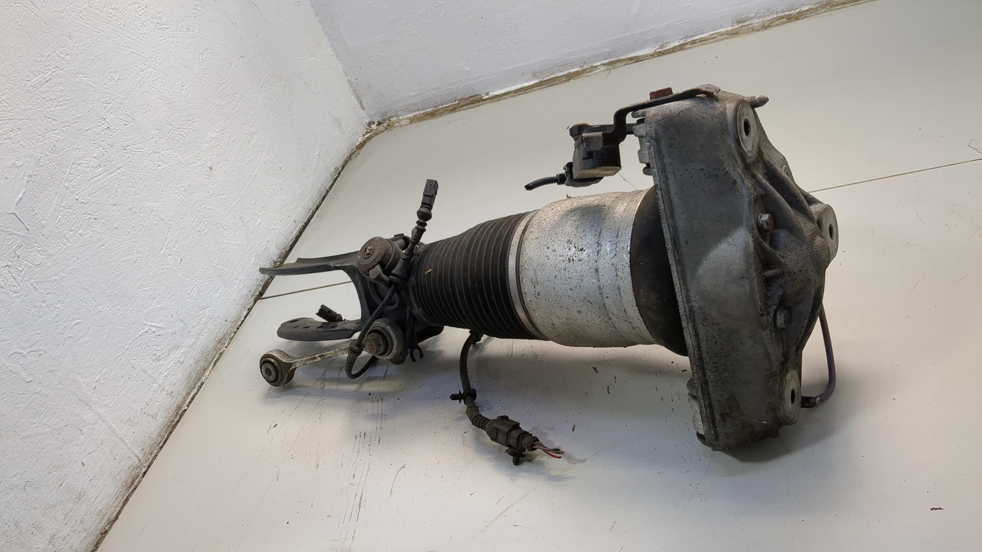 Амортизатор передний левый