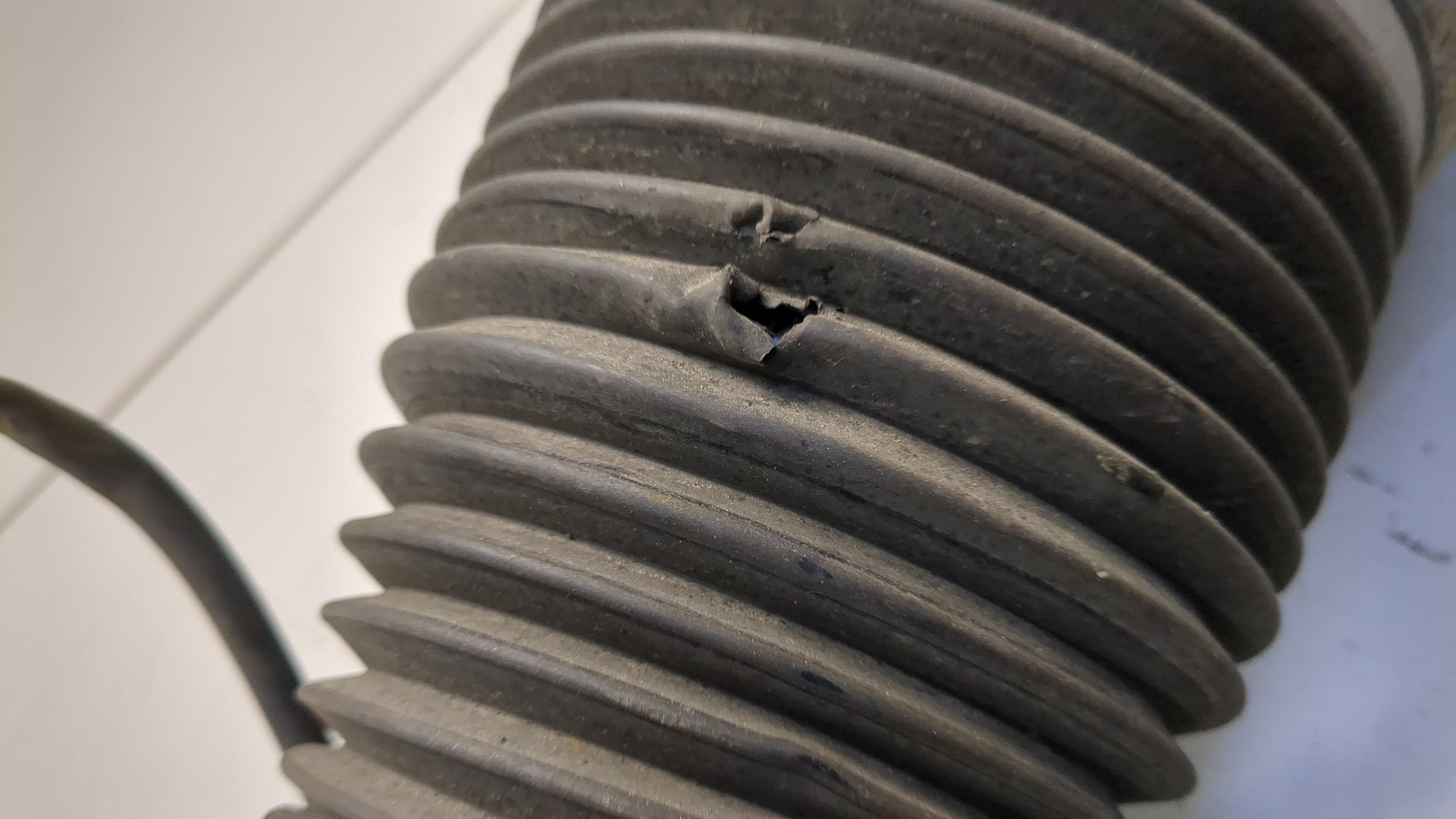 Амортизатор передний левый