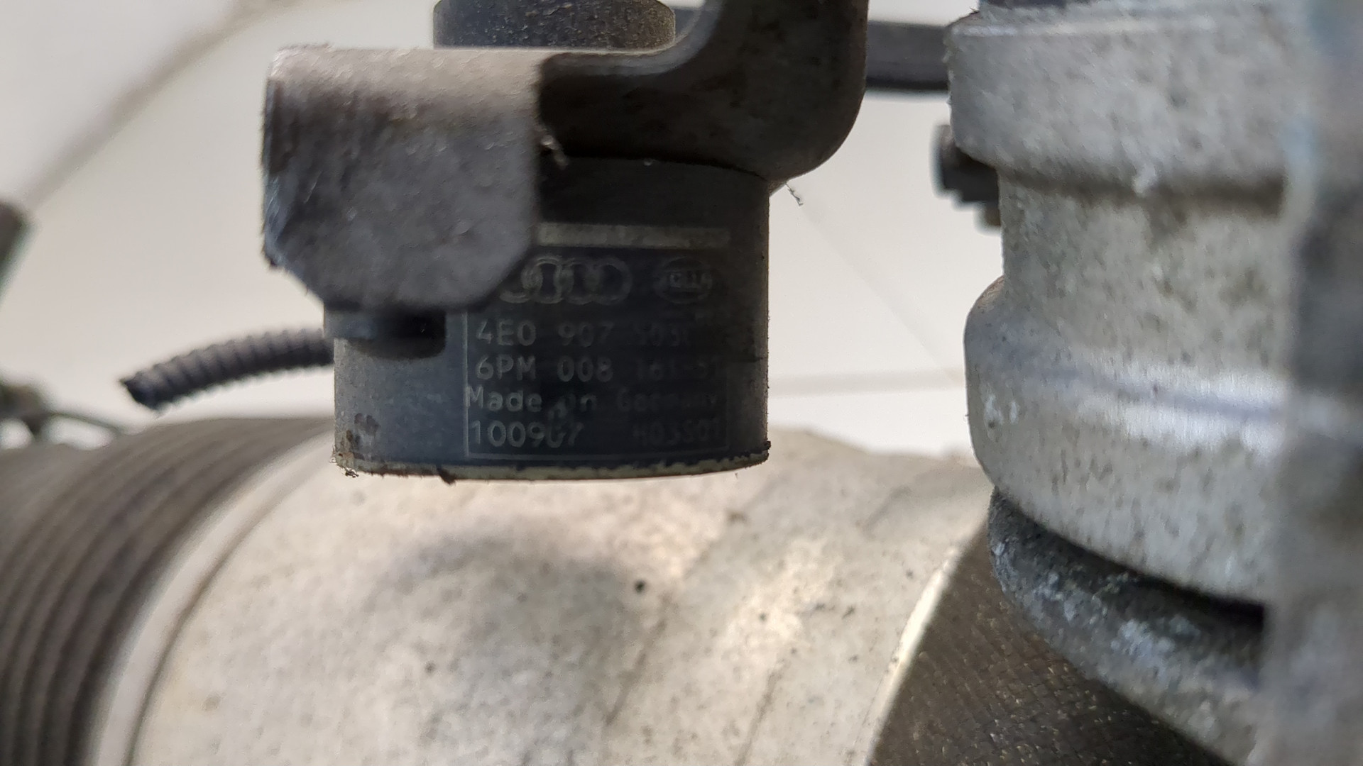 Амортизатор передний левый