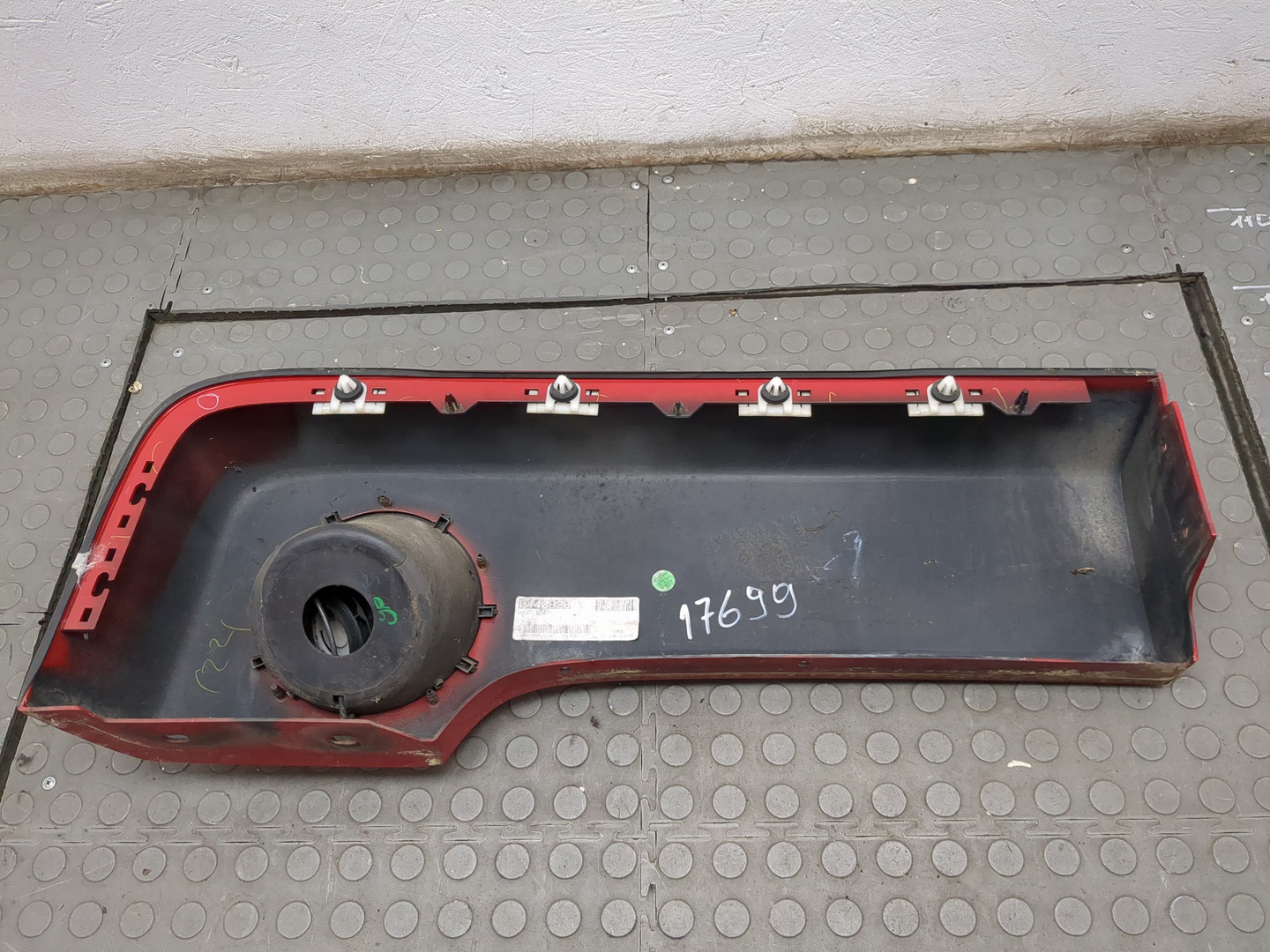 Накладка заднего крыла левого